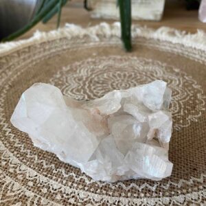 Apofyllit kluster med små bitar av rosa stilbit