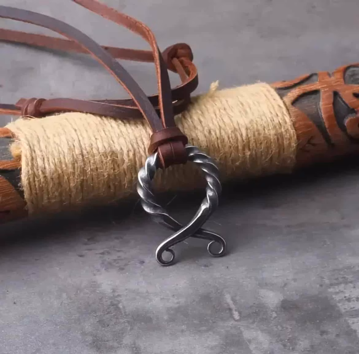 Halsband med trollkors och läderband