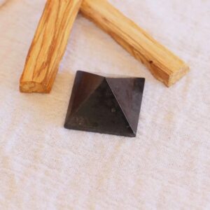 Obsidian pyramid 3cm