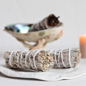 Rökelsebunt med vit salvia