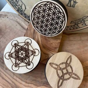 Små träplattor med helig geometri